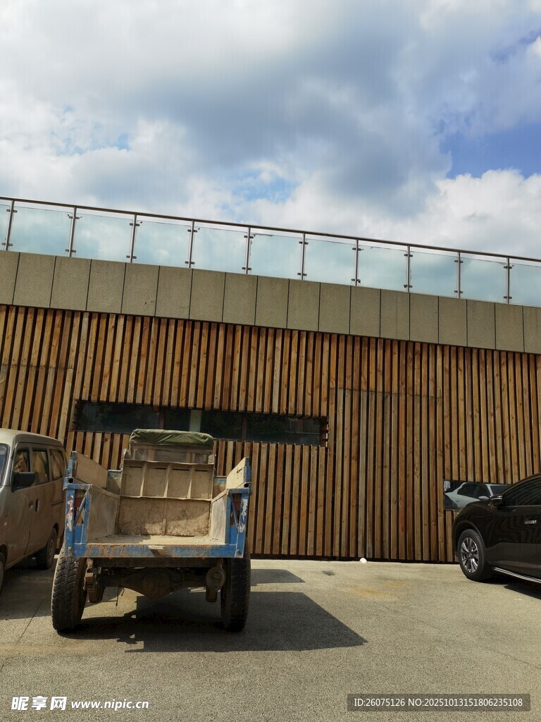 户外停放的车辆与木质围栏
