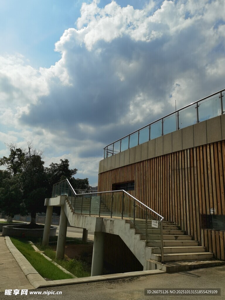 现代建筑旁的户外阶梯景观