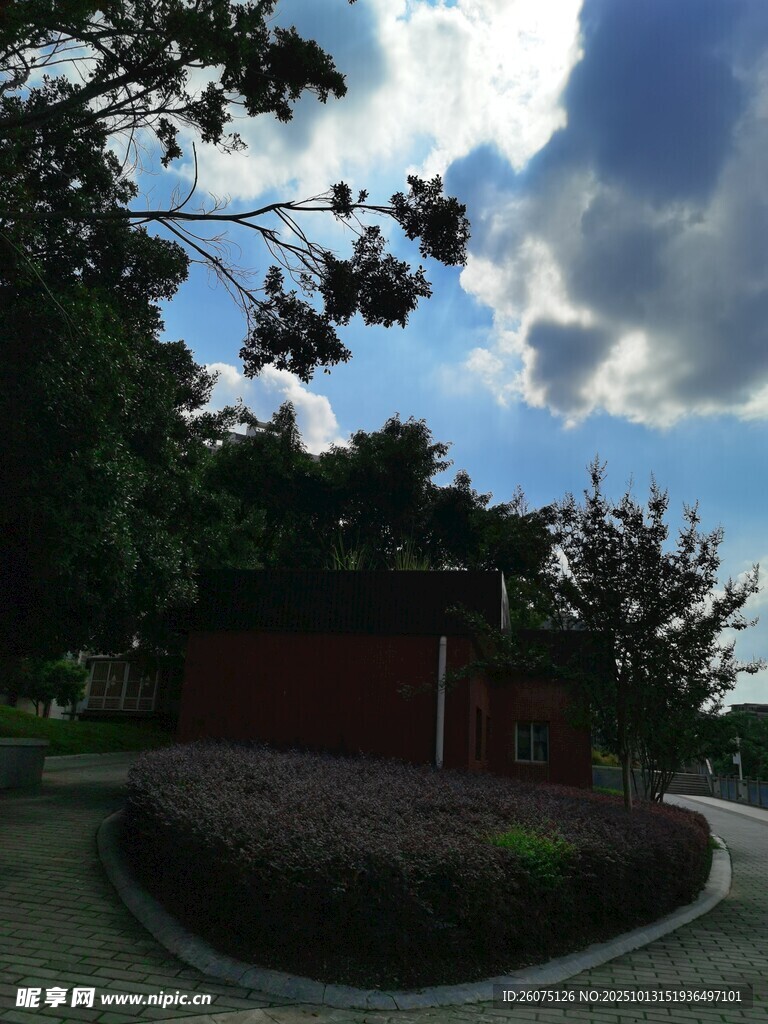 户外红建筑与绿植景观