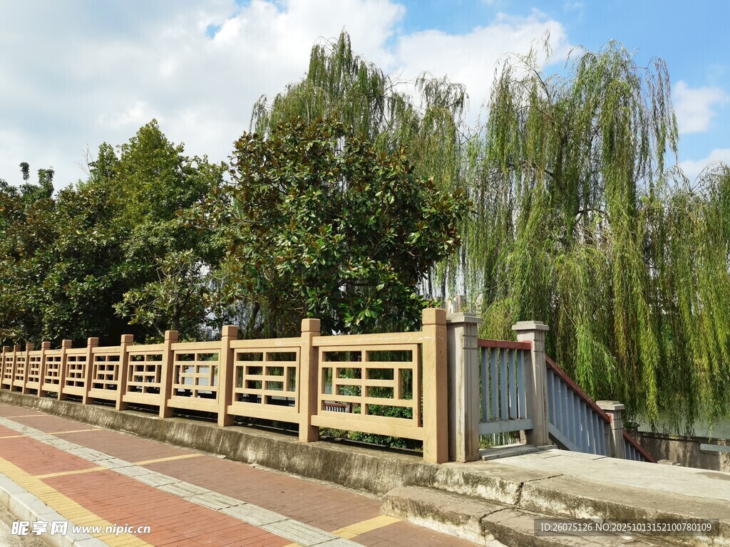 河畔木栏景观