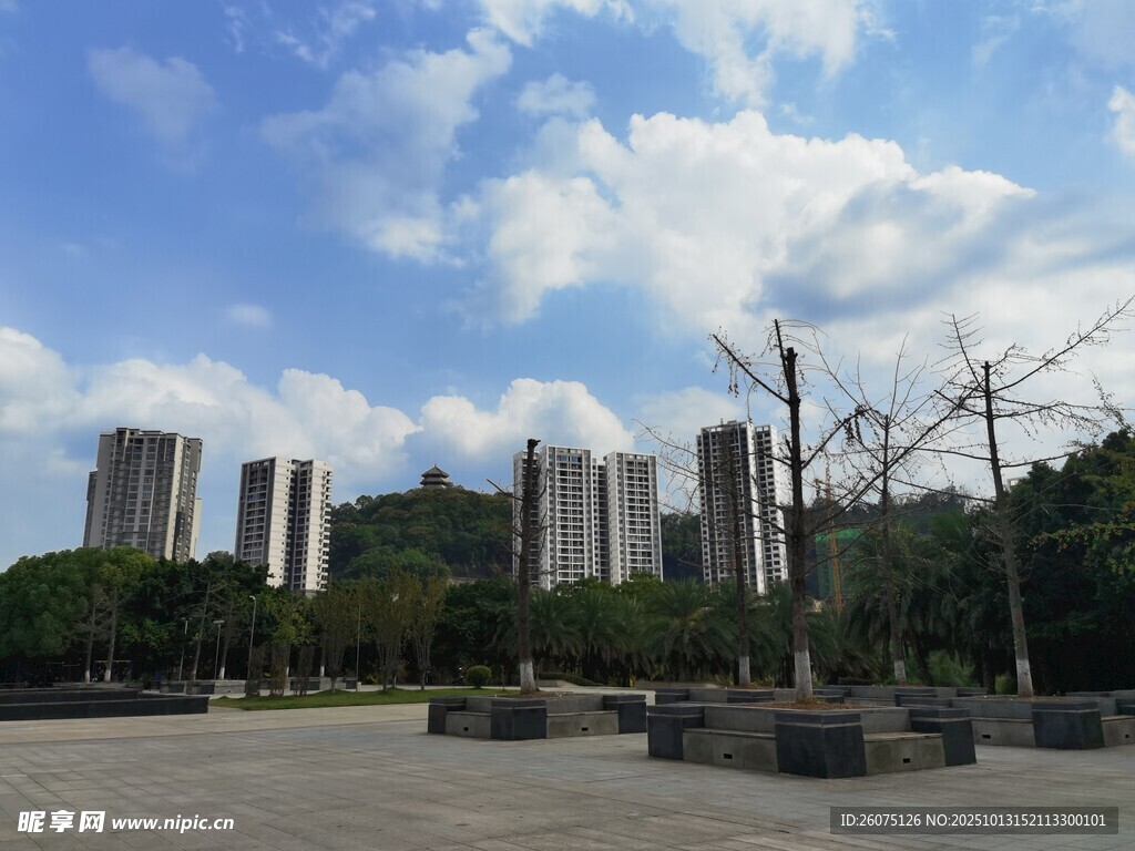 城市广场与远处高楼景观