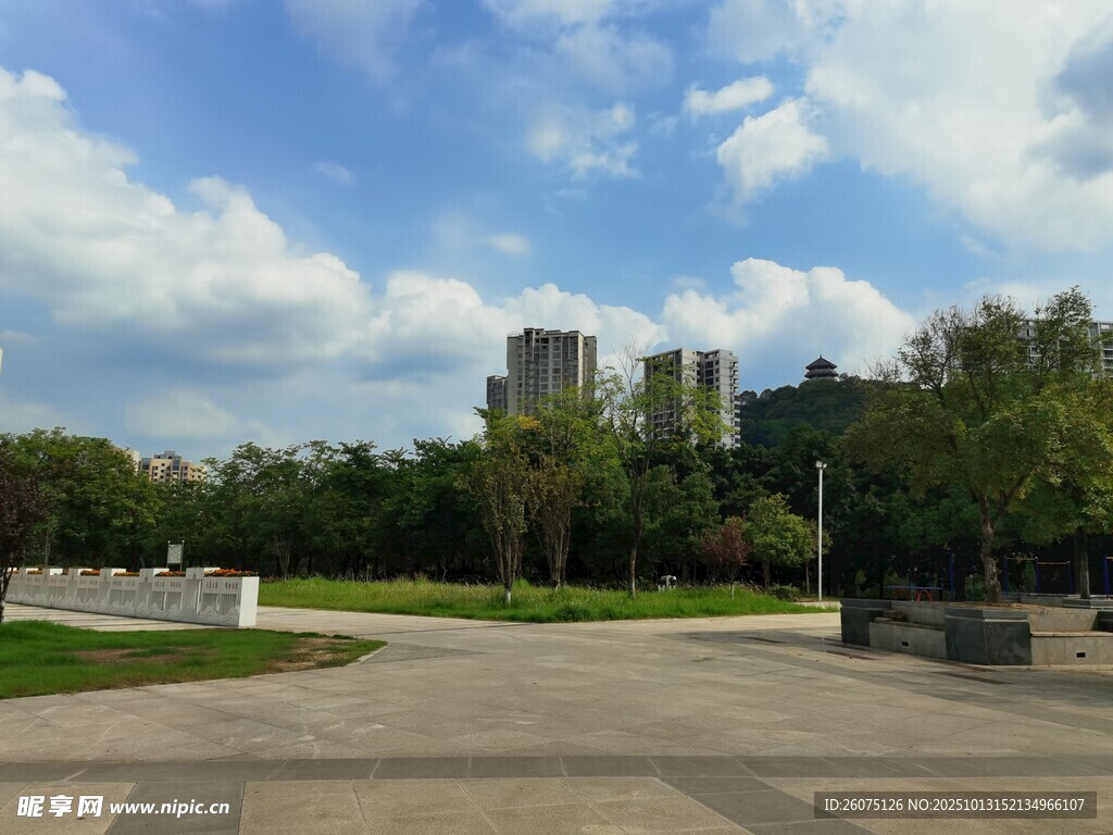 城市开阔广场与绿树蓝天