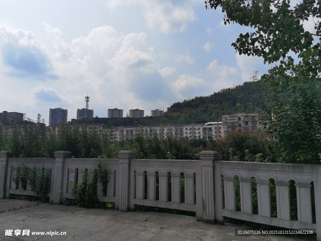 城郊远景围栏后的城市景观