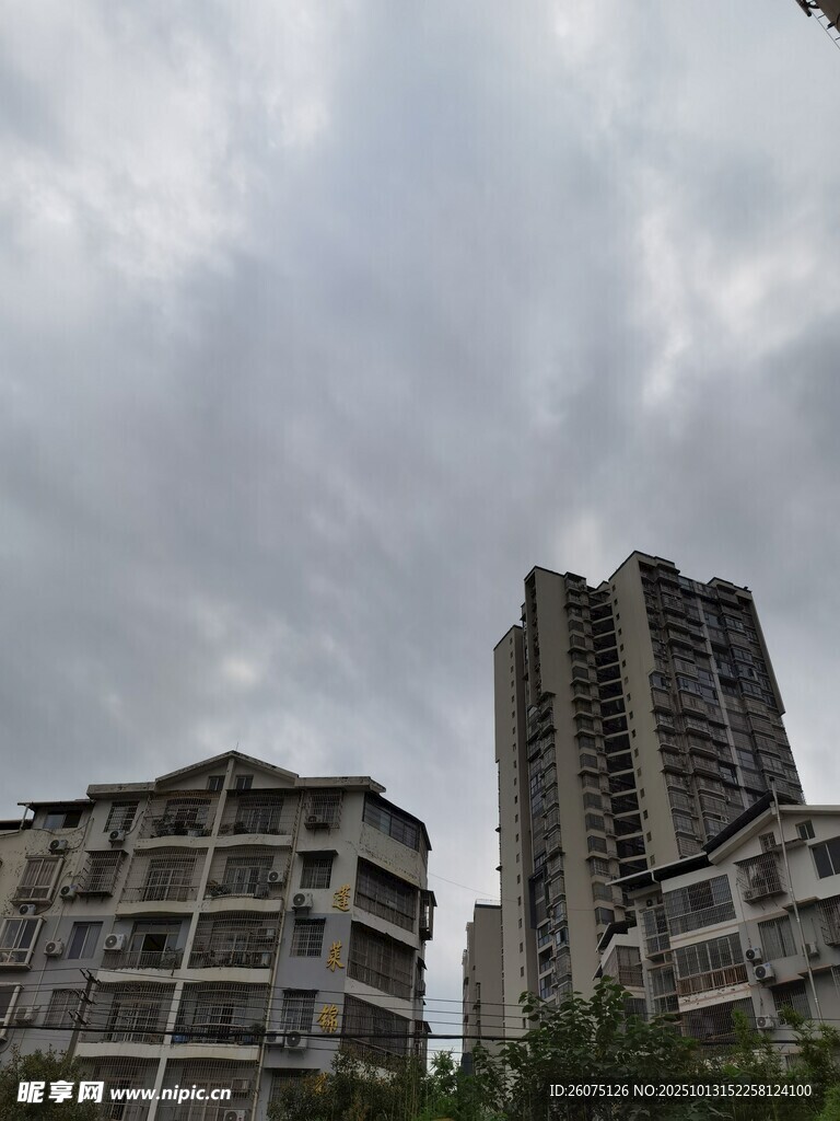 阴天中的城市高楼建筑