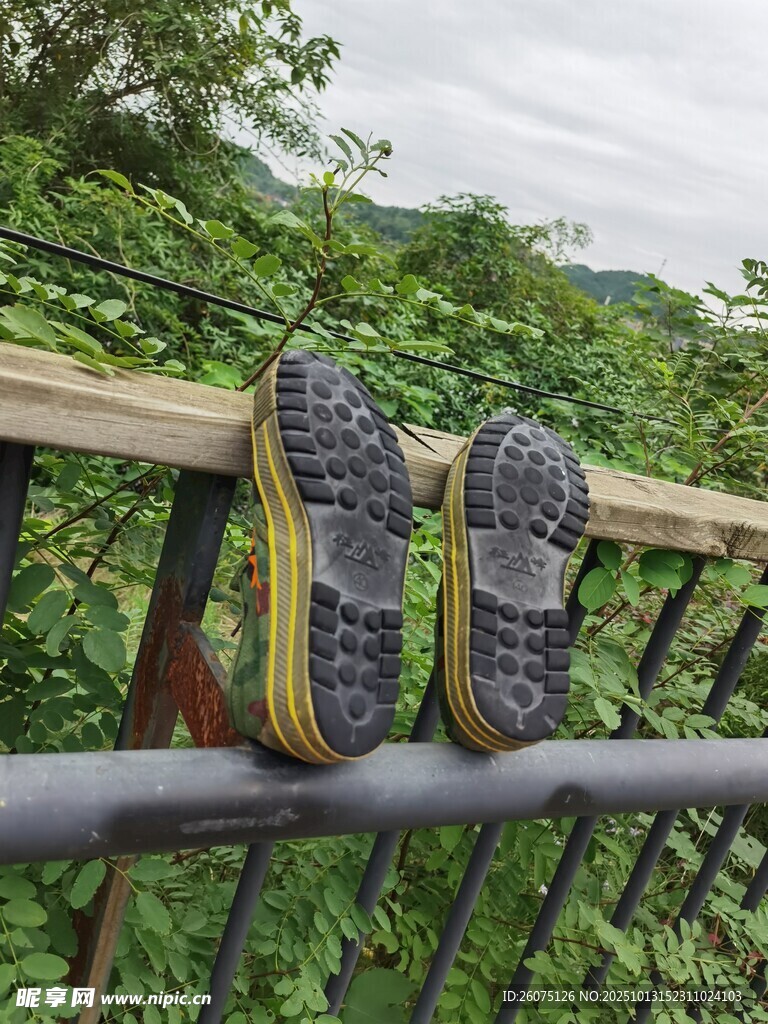 户外栏杆上的徒步运动鞋