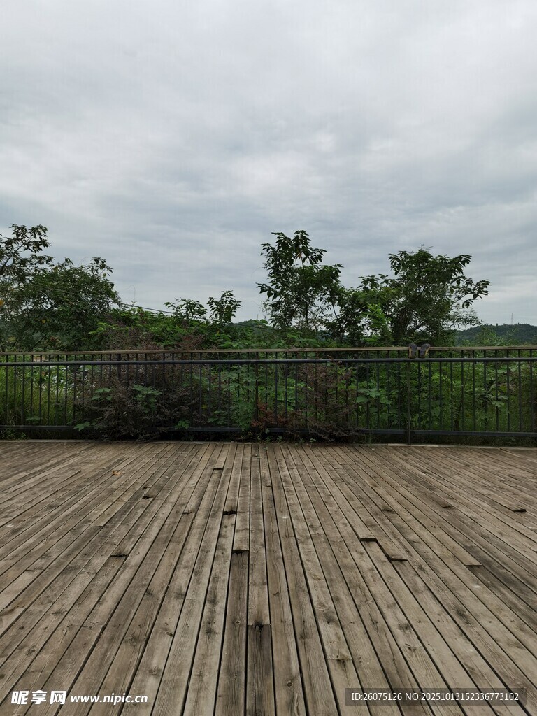 户外木质露台及远景景观