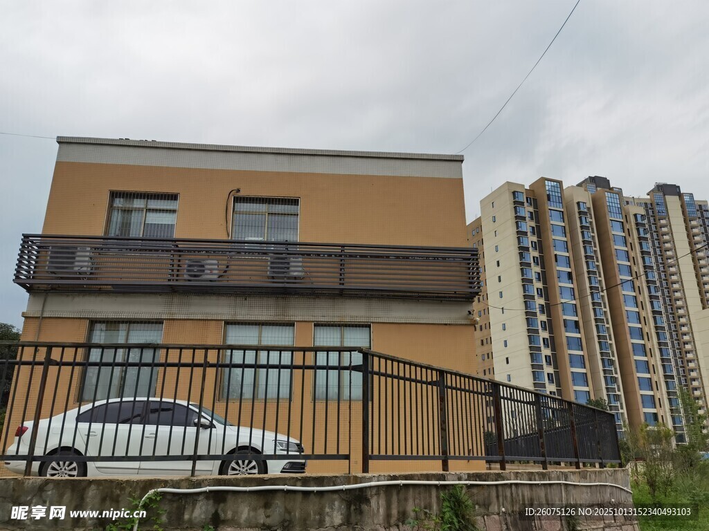 城郊新旧建筑对比景象