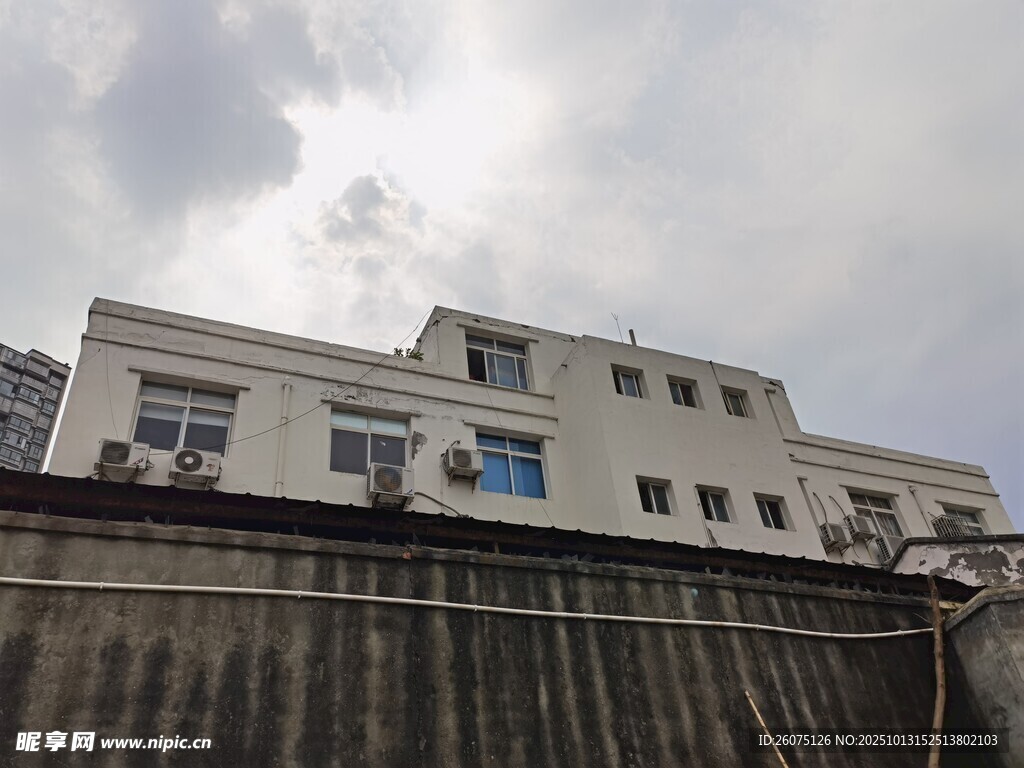 白色建筑与围栏场景