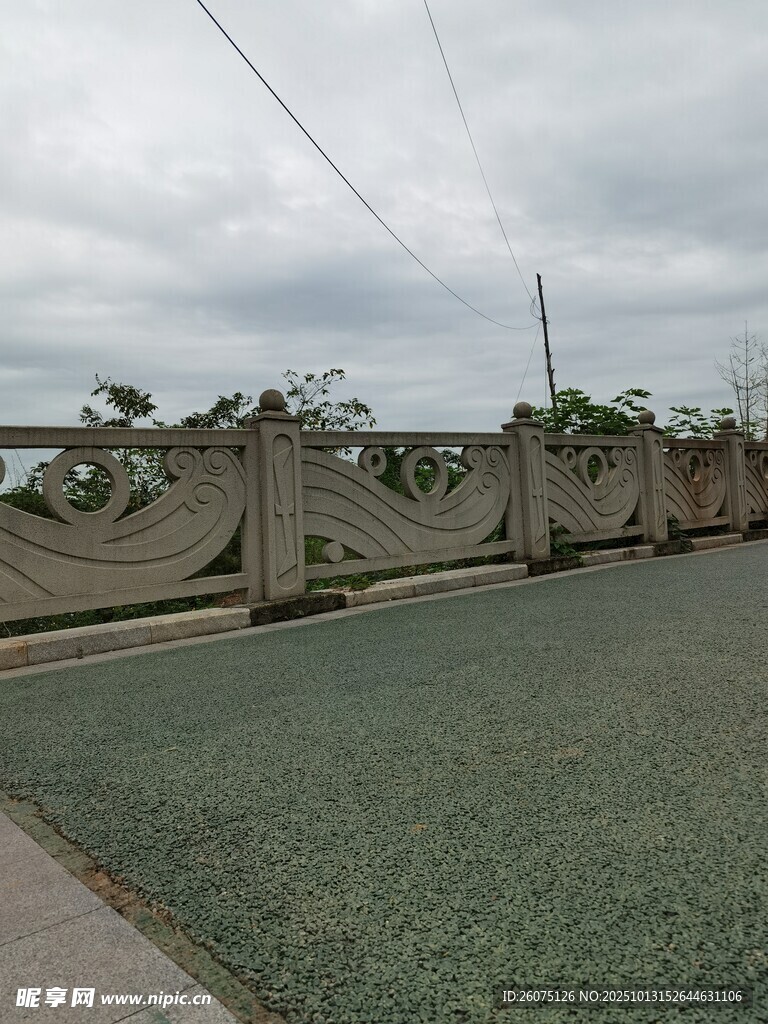 户外草地旁的简易围栏