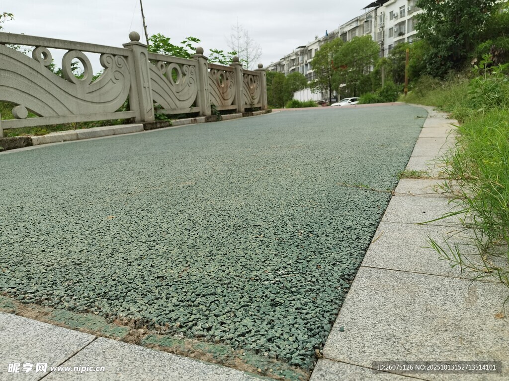 碎石铺设的户外道路场景