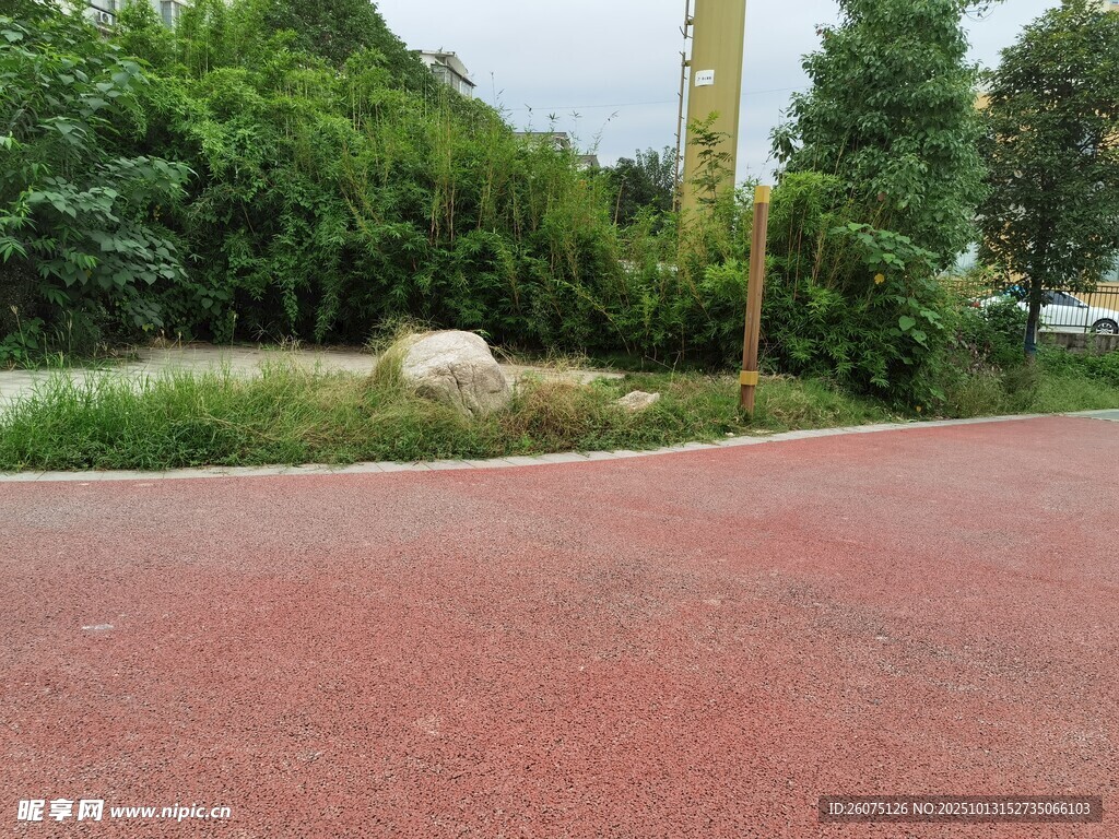 户外红色步道与绿植景观