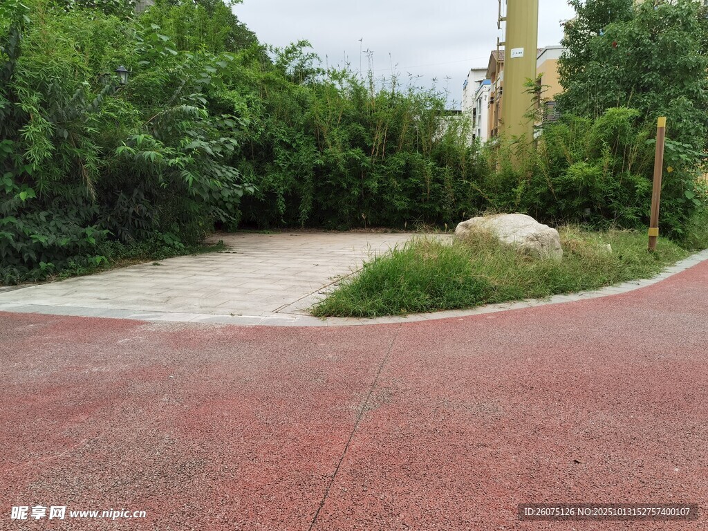 公园红色步道与绿植景观