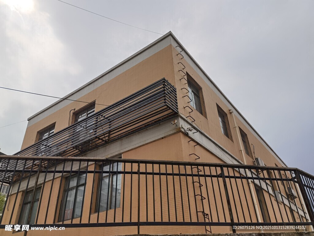 黄色建筑前的黑色铁栅栏
