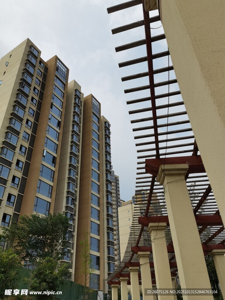 小区景观中的高层住宅楼