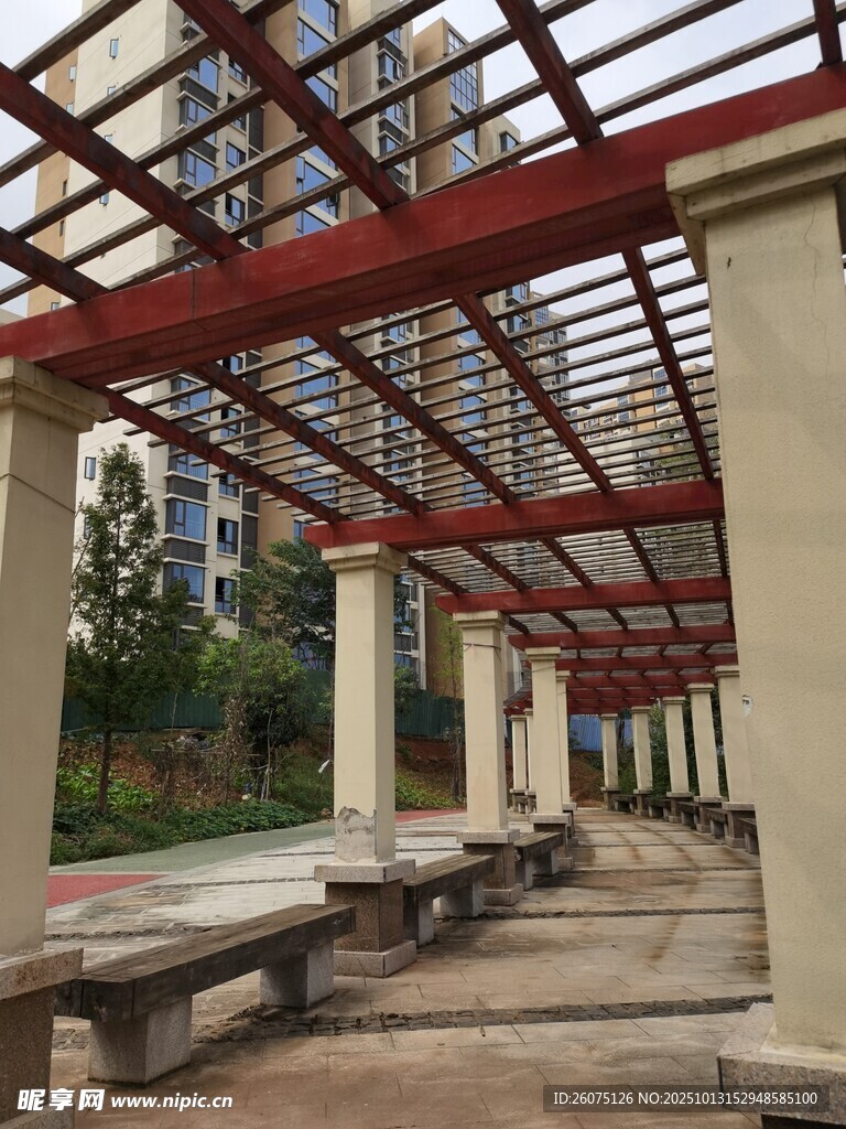 户外廊架下的休憩空间