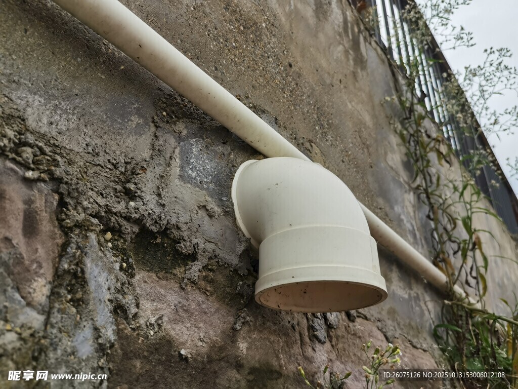 墙上的白色排水管道