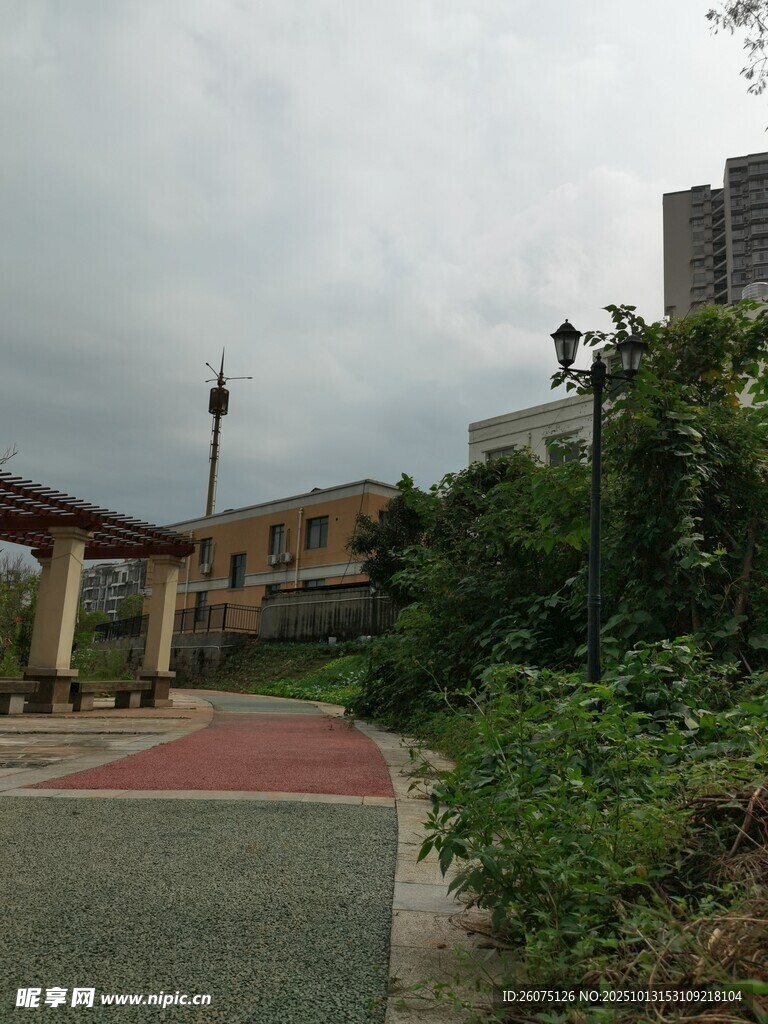 荒废户外场地与周边建筑