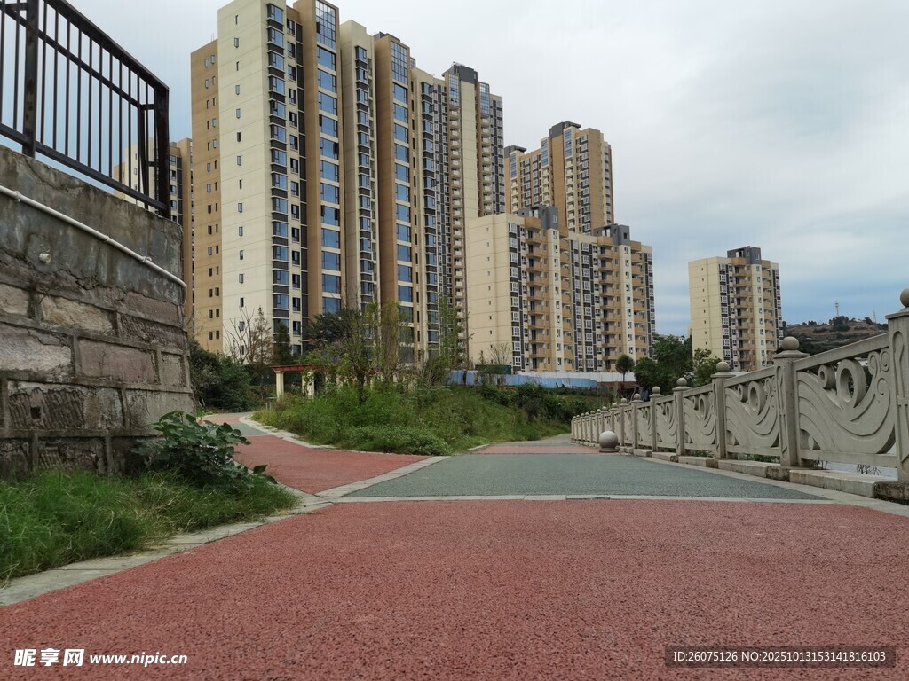 城市住宅区旁的休闲步道
