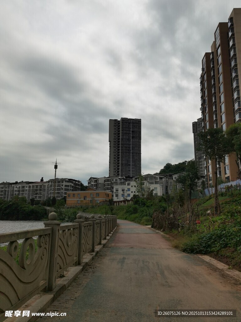 城郊小路旁的高楼与景致