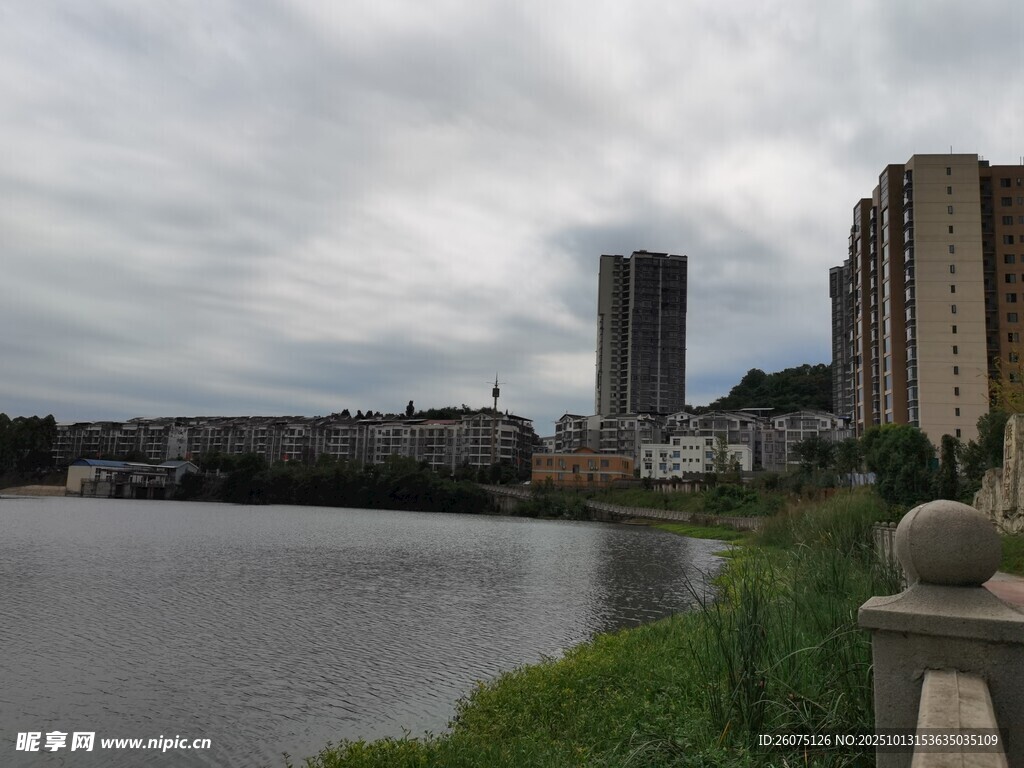 河畔高楼风景