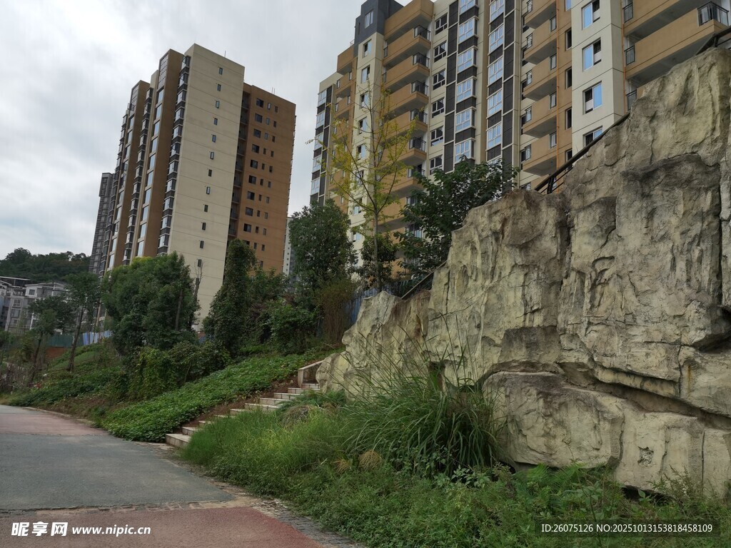 路边高楼邻陡峭岩壁