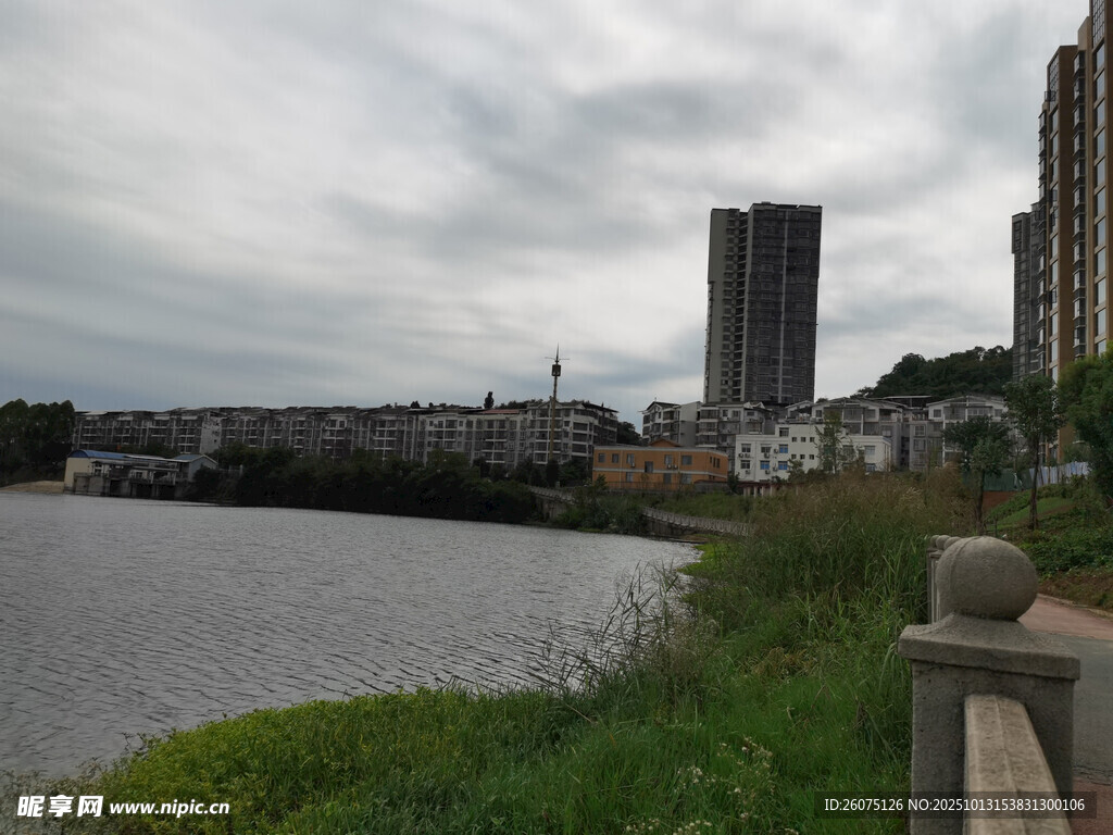 河畔城市景观