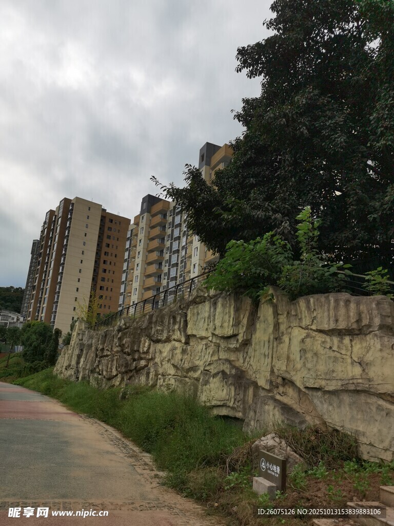 路边老旧居民楼与石墙