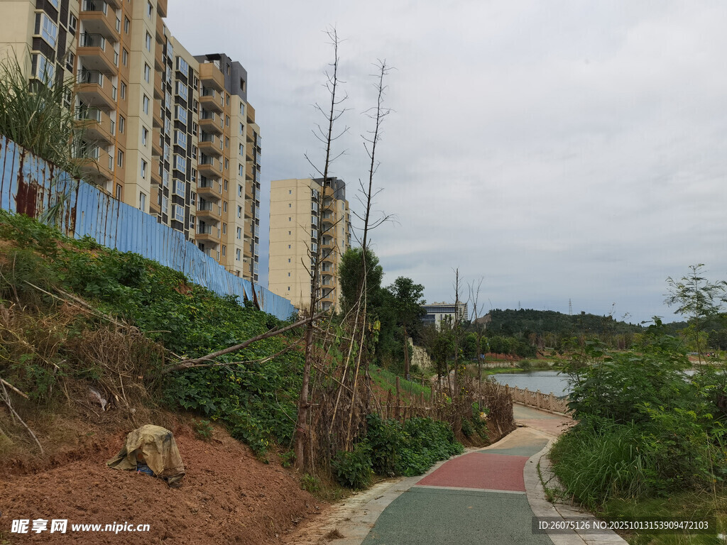 城郊在建住宅区旁的步道