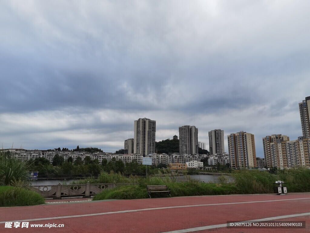 城市中红色跑道与高楼景观
