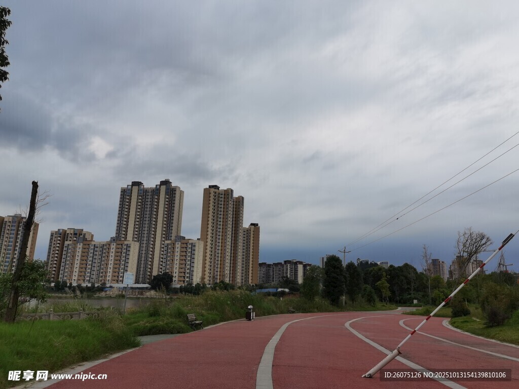 城市中蜿蜒的红色健身步道