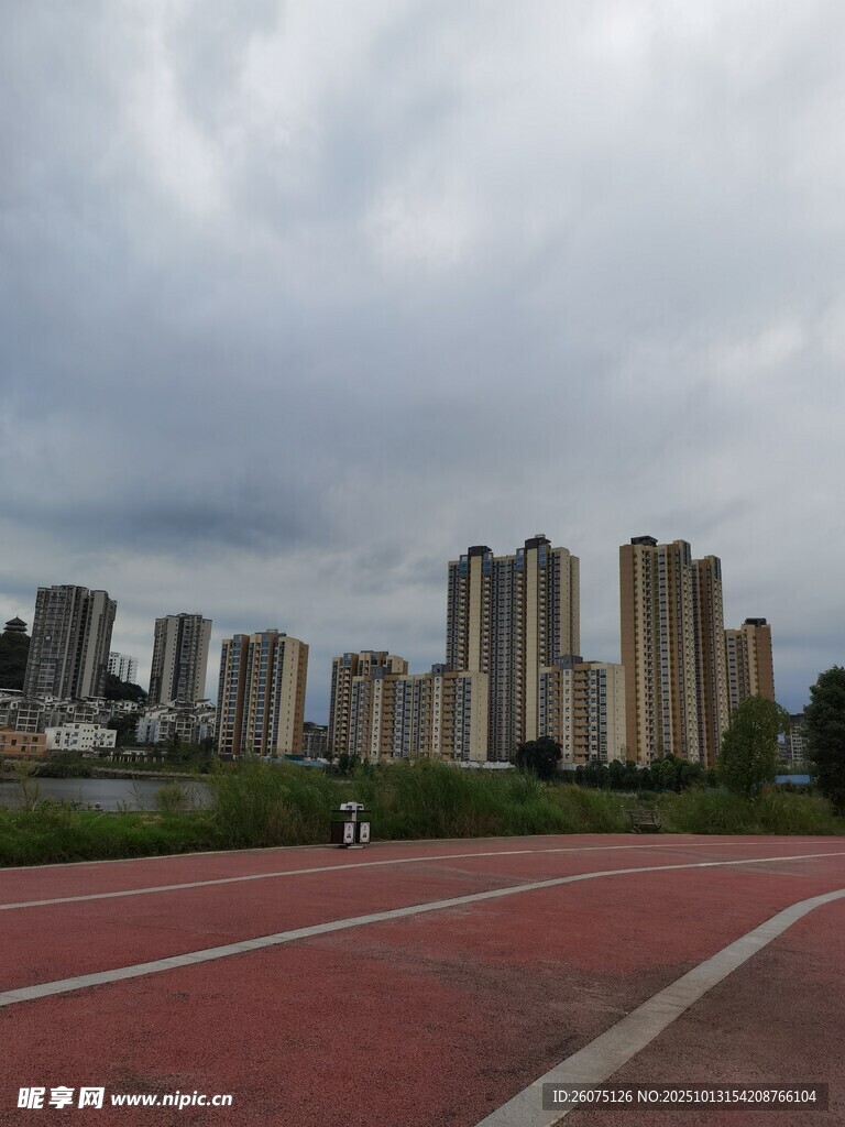 城市跑道旁的高楼景观