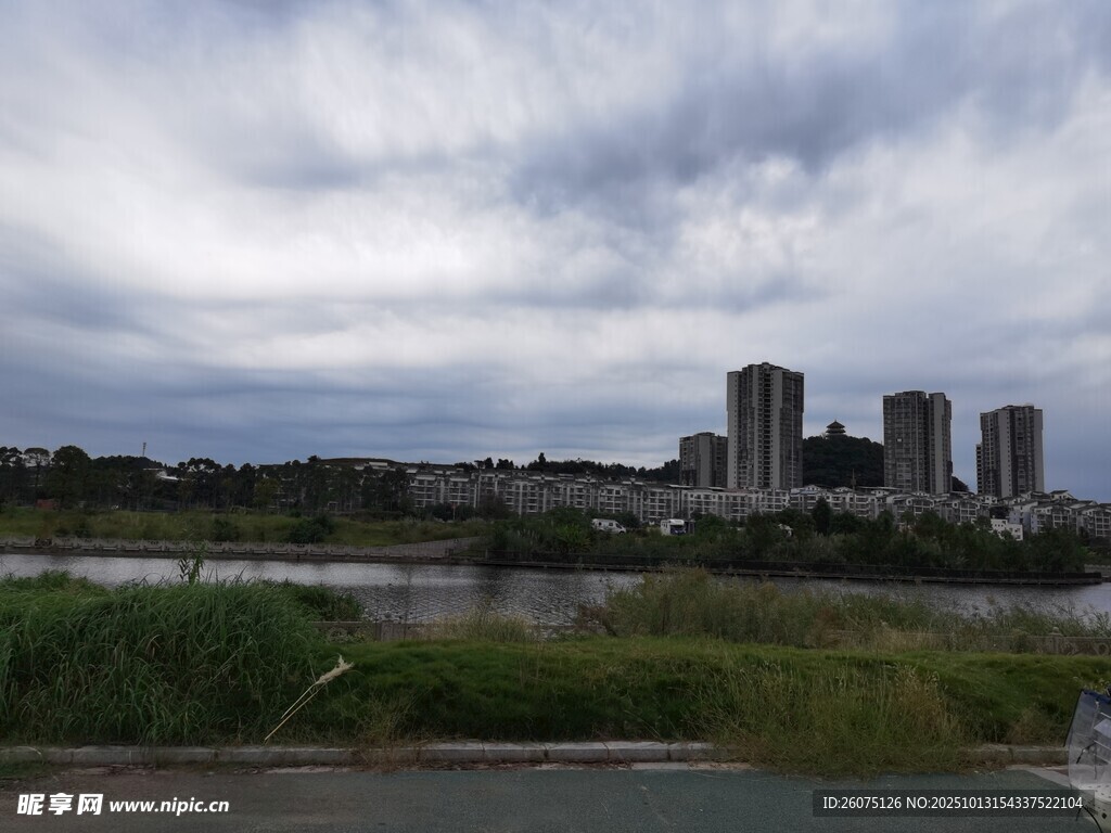 城市河畔风景