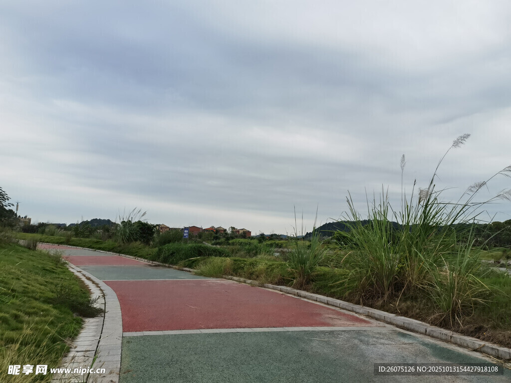 郊外彩色步道景观