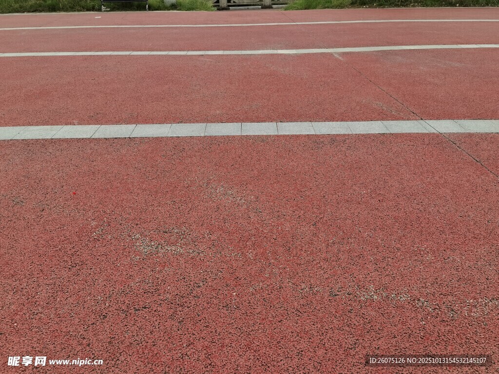 红色塑胶跑道特写