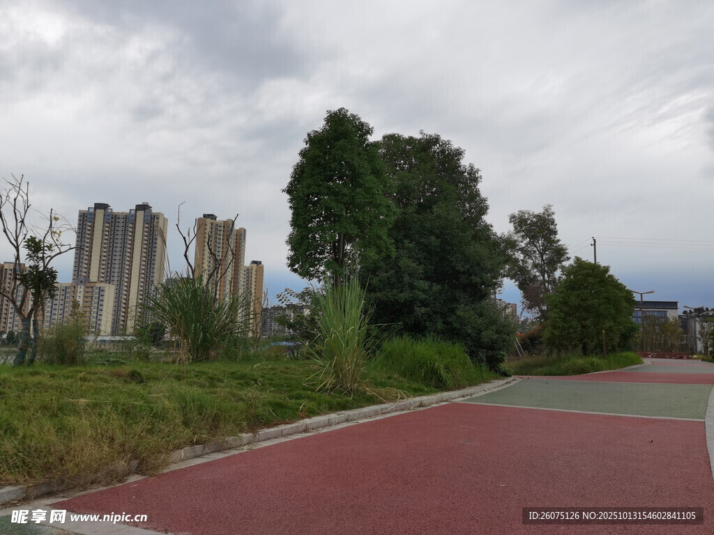 城市中红绿相间的户外步道