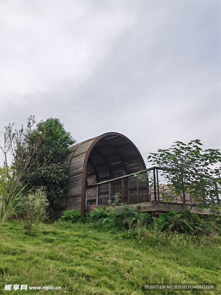 田园中的拱形木质小屋