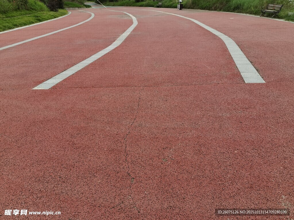 红色塑胶跑道特写