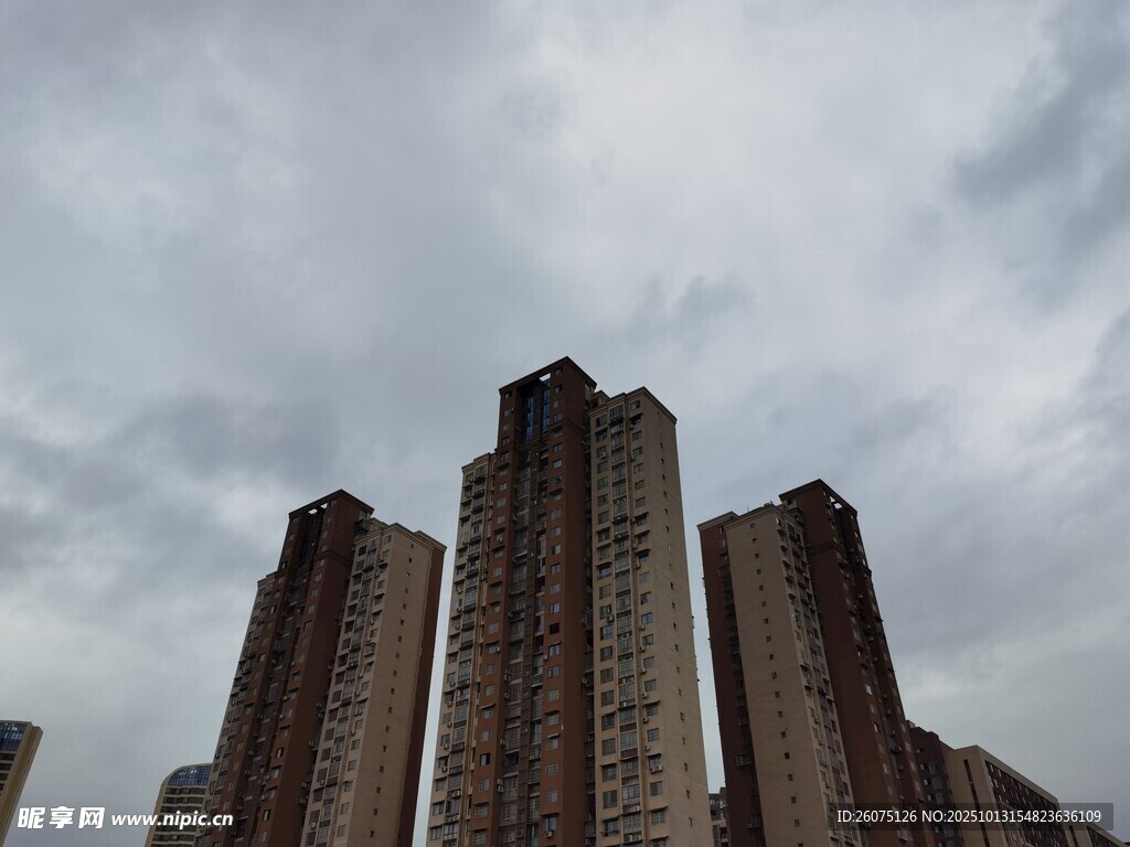 城市高楼与阴沉天空