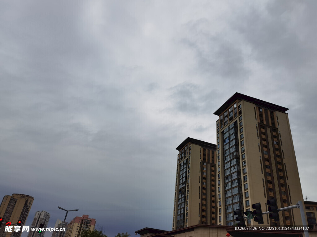 城市高楼与阴沉天空