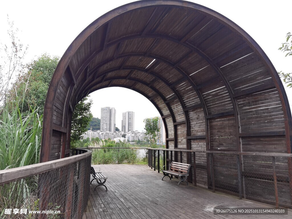 木质拱形步道城市远景