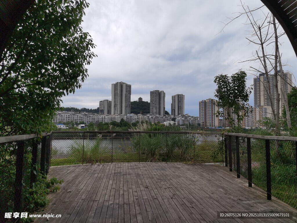 城市河畔木栈道景观
