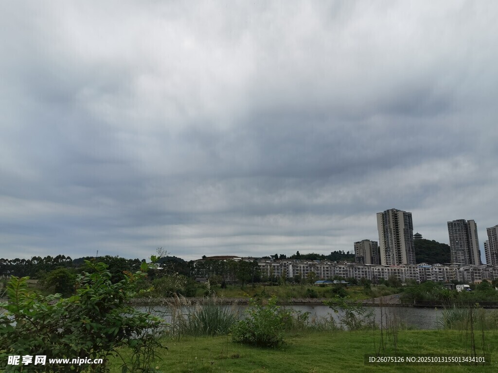 阴天城市边缘风景