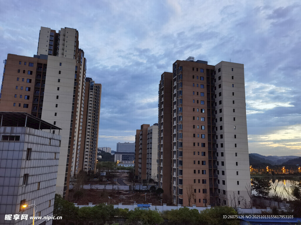 城市高楼黄昏美景