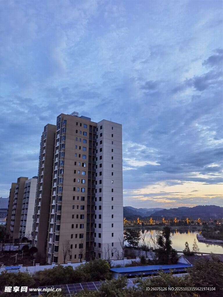 城市高楼与天边晚霞景观