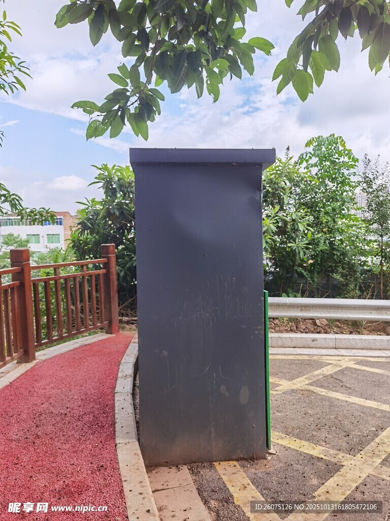 户外方形黑色垃圾桶