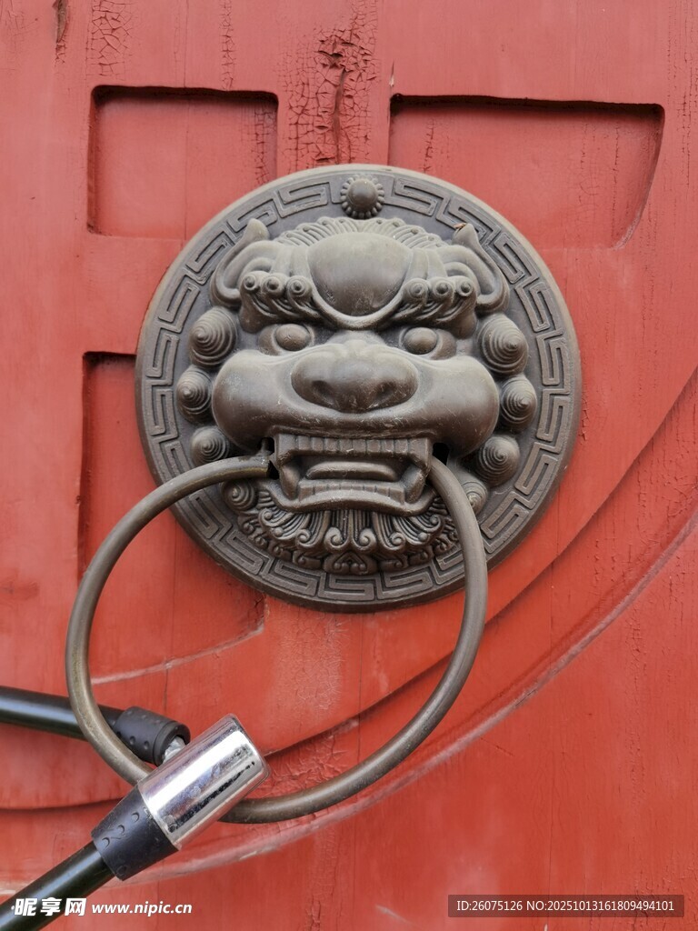 中式红门兽面衔环门环
