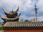 中式古建筑屋顶与通信塔