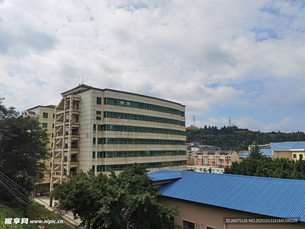 多层建筑与周边景致