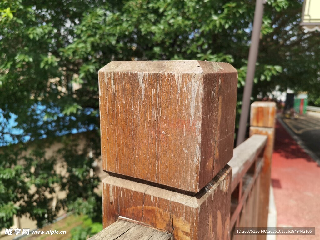 古朴木质围栏上的方形木块