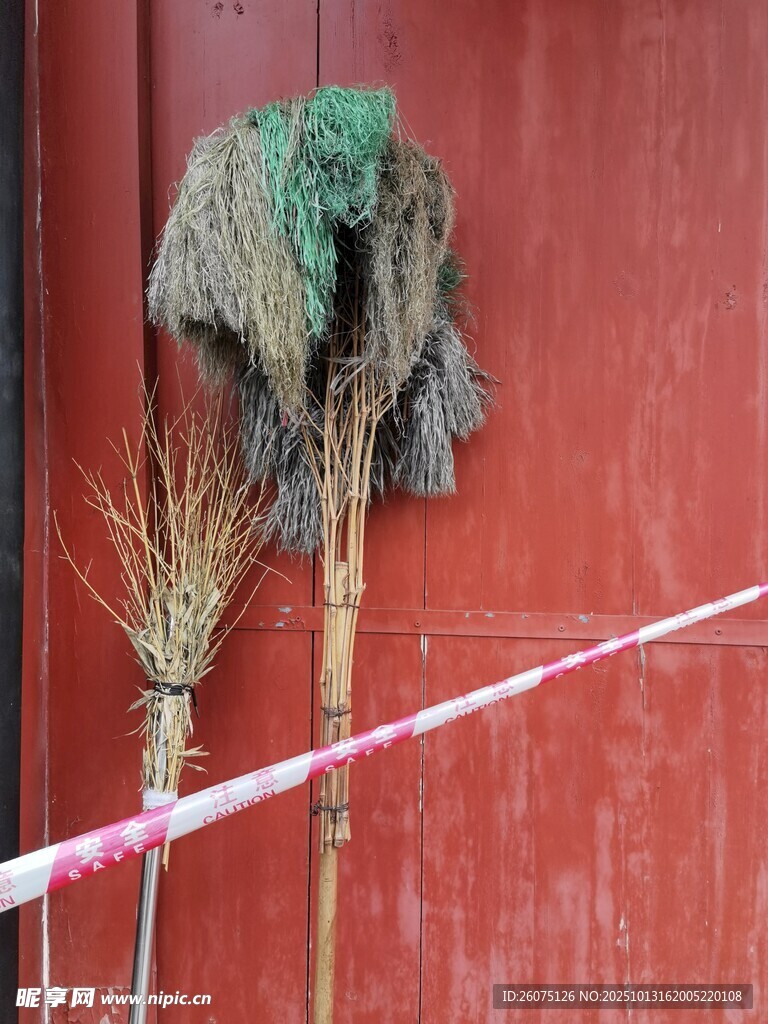 靠墙的几把扫帚